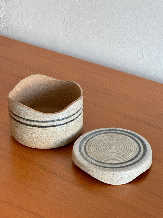 Cylindrical Jar With Lid